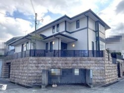 積水ハウス施工の軽量鉄骨造！　角地で日当たり良好！　５ＳＬＤＫの間取り！　ＬＤＫ約２１帖！　駐車３台可！