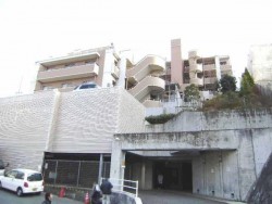 神戸市一円でお部屋を探すなら不動産情報満載のセンチュリー21ハウジング流通 ３階角部屋！　室内リフォーム済（Ｒ８年２月）！　陽当り良好！　ルーフバルコニーあり！　トランクルームあり！