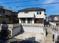 土地面積約７２坪！　ＬＤＫ１８帖＋パントリー２帖　ＬＤ床暖房完備！　駐車場３台可！