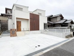 神戸市一円でお部屋を探すなら不動産情報満載のセンチュリー21ハウジング流通 中庭のある新築戸建て！　省エネ基準適合住宅！　ＬＤＫ３面床暖房！　宅配ボックスあり！