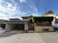 ●子育て環境と利便性を兼ね備えた閑静な住宅街
●南向きの明るいお家
●シャッター付大型ガレージ有
●２台分並列駐車可能（ワンボックス車可能）
●南側に明るいお庭有