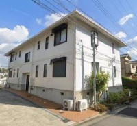 窓が多く明るいお部屋です。駐車場敷地内有り。