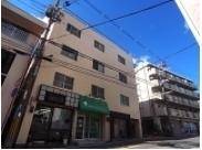 鈴蘭台駅から徒歩3分です。ダイエー、銀行、コンビニ等すぐ近くで便利です。