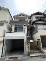 室内一部オシャレにリフォーム済みです!
シャッター付き車庫1台有り!