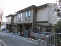 駐車場1台付き。エアコン、温水洗浄便座、浴室乾燥機、追い焚き給湯等住宅設備充実。ホームセキュリティ搭載。