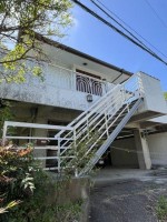 築年数は経っておりますが、室内は大変綺麗にお手入れされており、居心地のよさを感じていただけます。広々とした浴室でゆったりと寛ぎ、豊富な収納スペースで整理整頓も楽々。洋室には床暖房を完備し、冬でも暖かく快適にお過ごしいただけます。