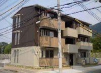 神戸市一円でお部屋を探すなら不動産情報満載のセンチュリー21ハウジング流通 新神戸へ８分・三宮へ１０分で行ける北神急行「谷上駅」まで徒歩１１分。物件の西隣りにはコンビニあり。